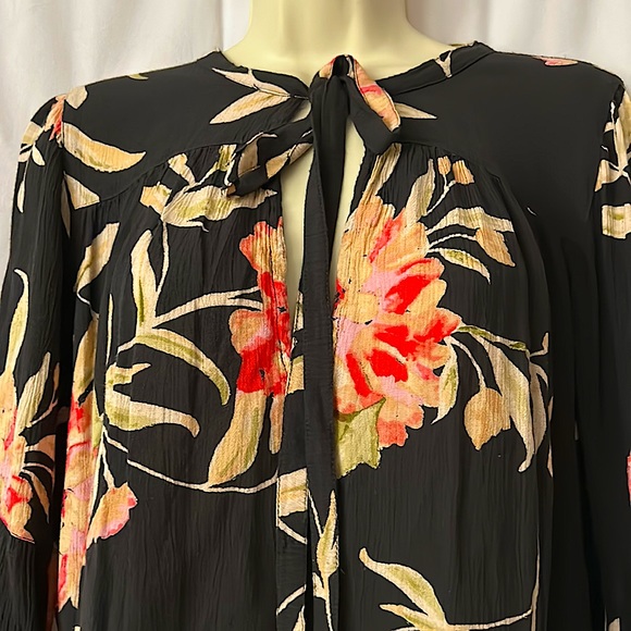 Billabong Cute Boho Floral Key Hole Front Tie Shirt Top **Size M** 🌺🌸 - Picture 3 of 5